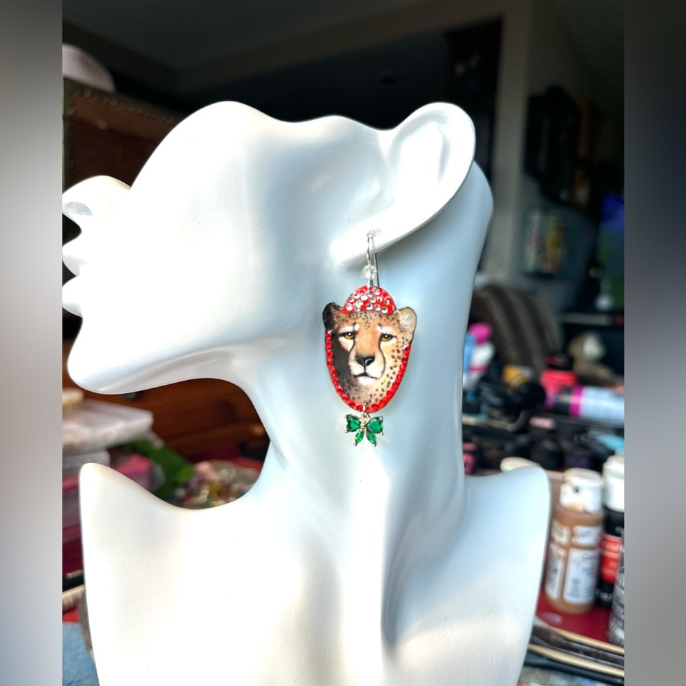 Beautiful hand painted cheetah holiday Christmas earrings, wreath unique gift - Picture 6 of 8